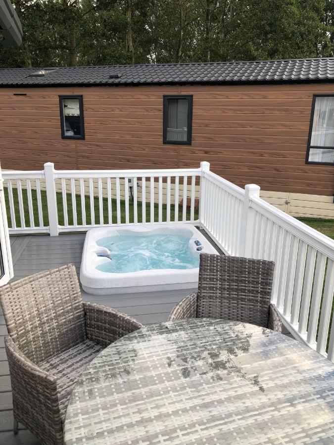 The Poplars Lodge With Hot Tub York Bagian luar foto
