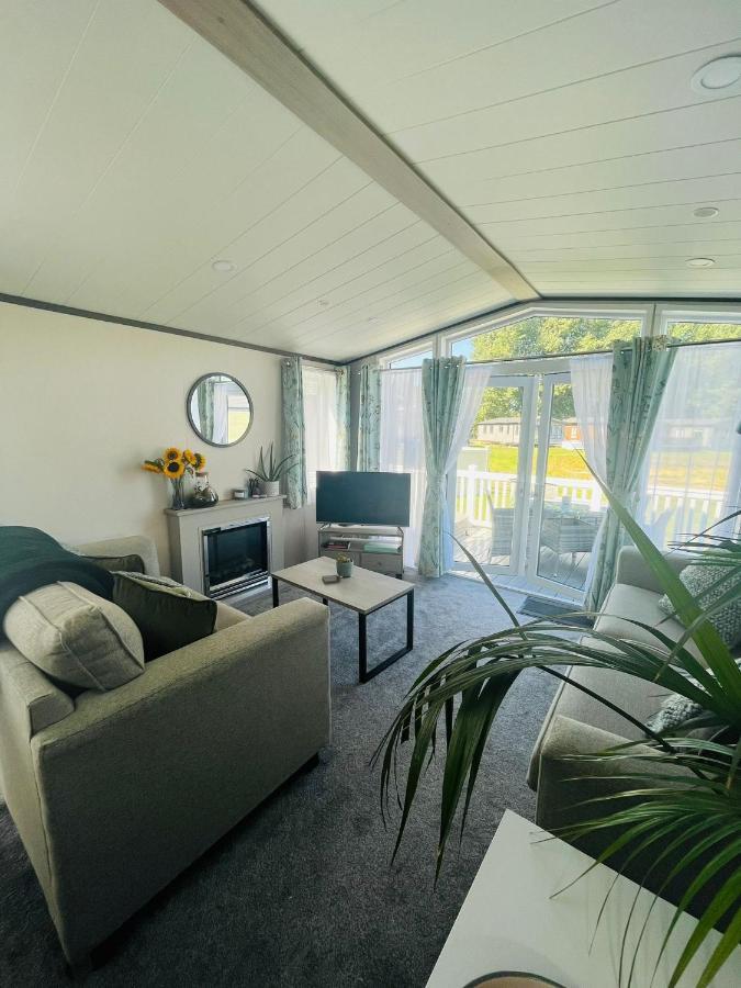 The Poplars Lodge With Hot Tub York Bagian luar foto