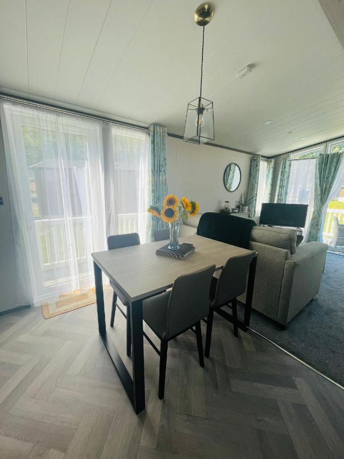 The Poplars Lodge With Hot Tub York Bagian luar foto