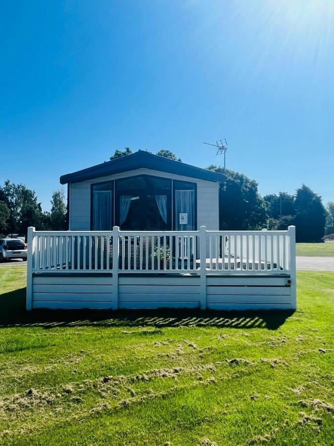 The Poplars Lodge With Hot Tub York Bagian luar foto