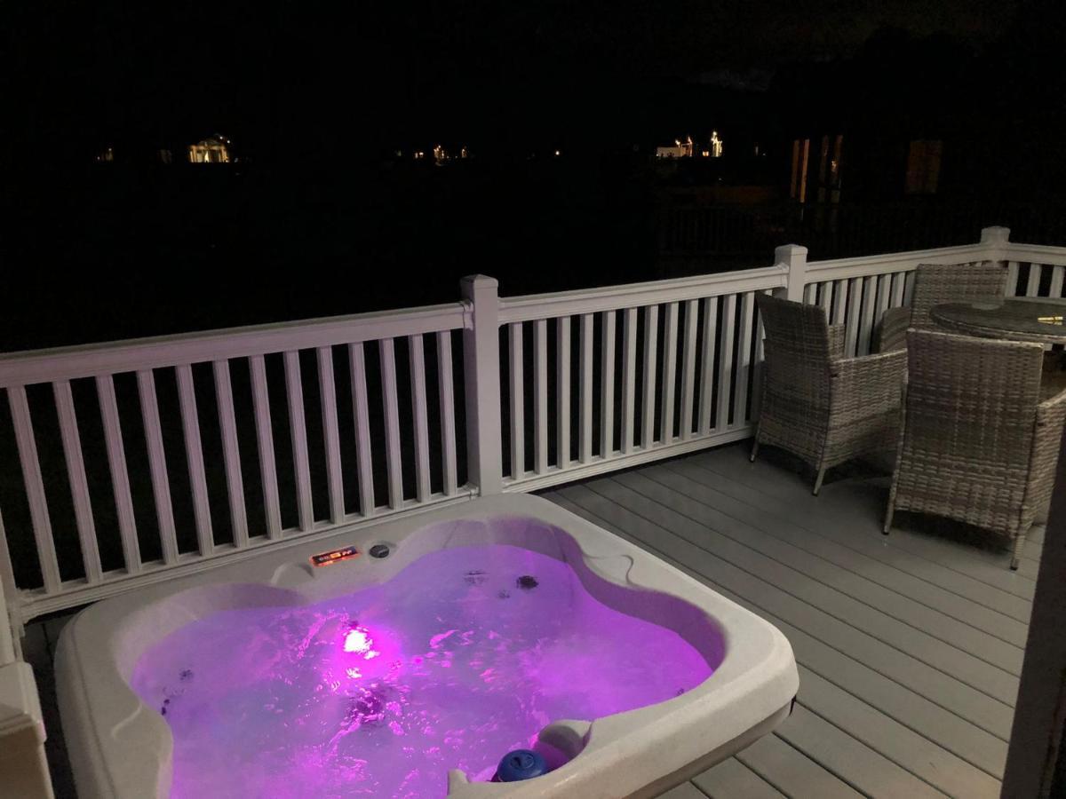 The Poplars Lodge With Hot Tub York Bagian luar foto