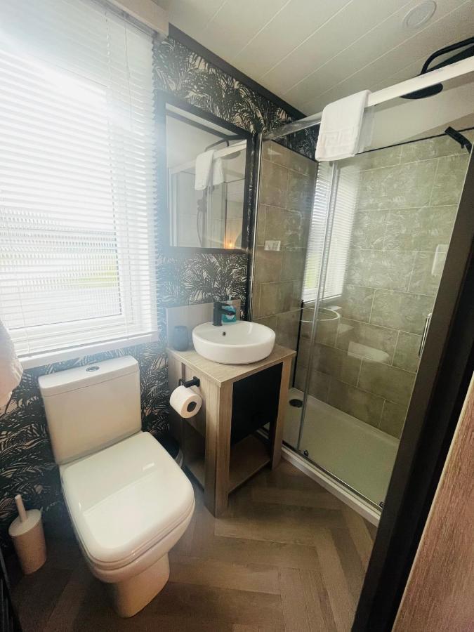 The Poplars Lodge With Hot Tub York Bagian luar foto