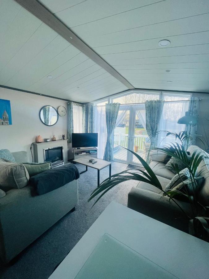 The Poplars Lodge With Hot Tub York Bagian luar foto