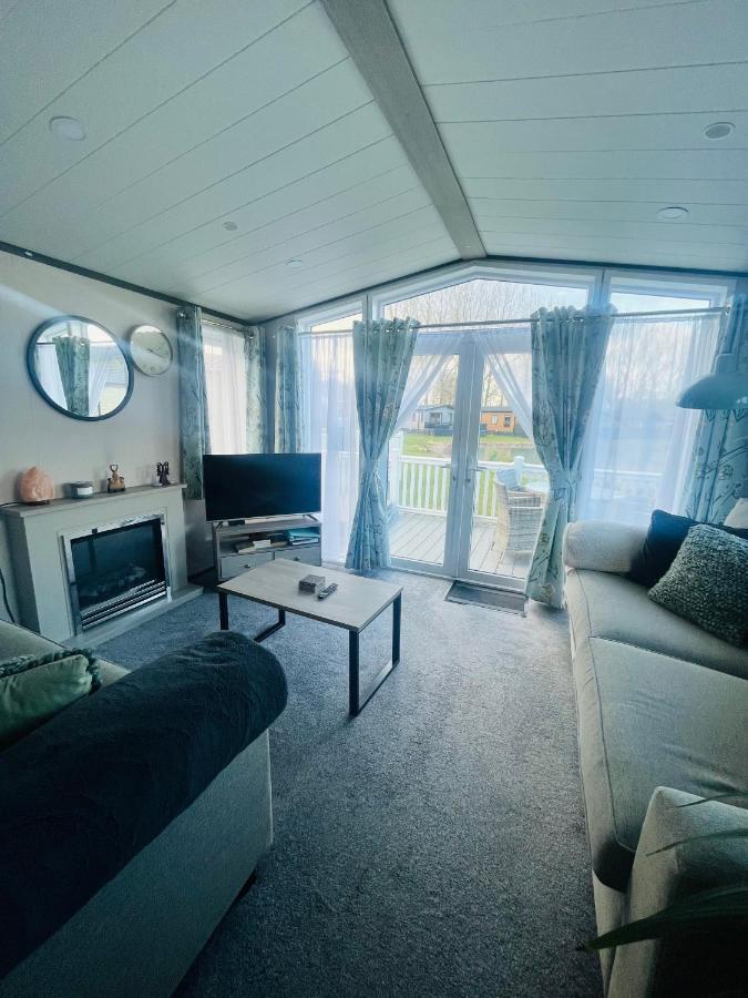 The Poplars Lodge With Hot Tub York Bagian luar foto