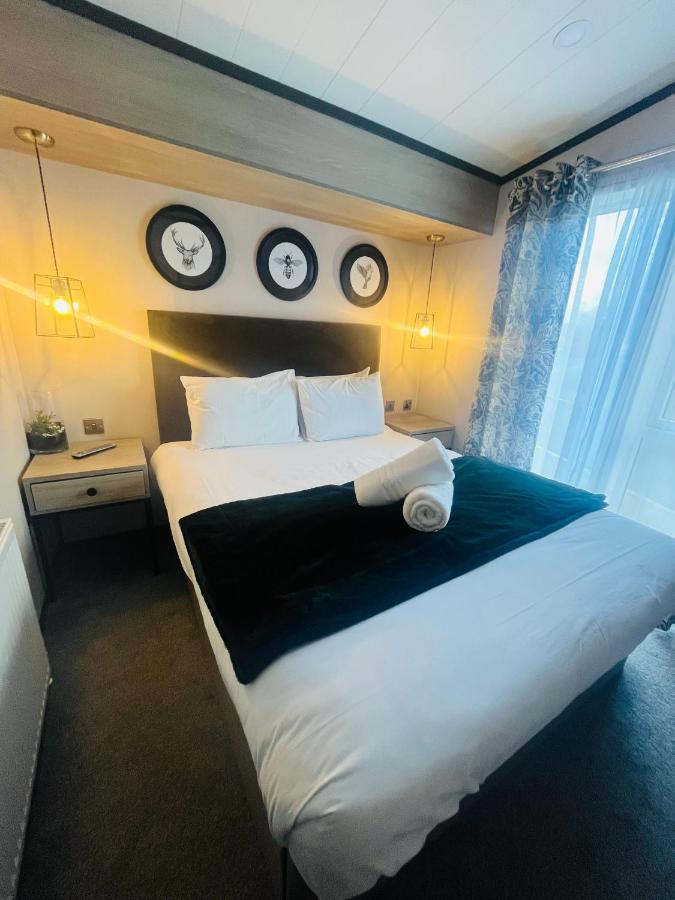 The Poplars Lodge With Hot Tub York Bagian luar foto